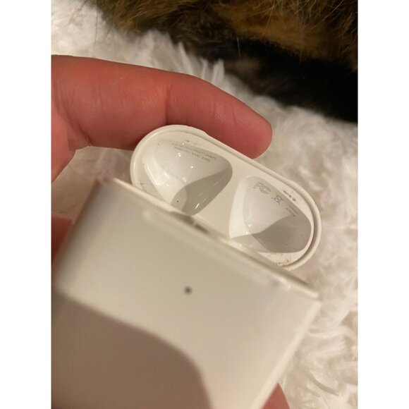 Genuine Apple Wireless Charging Case For AirPods FIRST / SECOND Generation A1938 - Picture 6 of 8